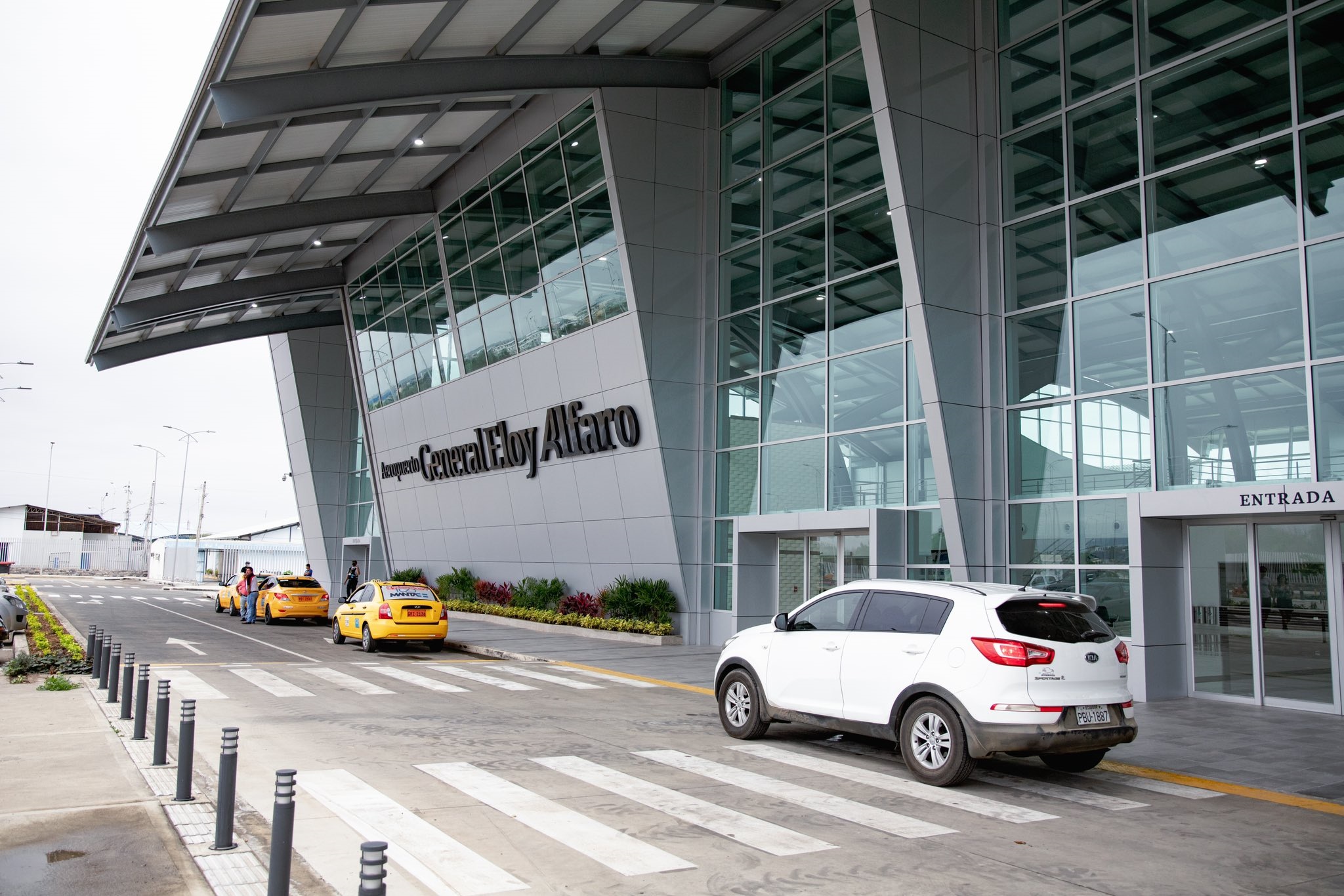 Asambleístas manabitas preocupados por el aeropuerto de Manta