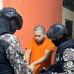Con un importante contingente militar y policial, Borys Párraga Figueroa, alias 'Boris', fue trasladado a La Roca, en Guayaquil.