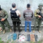 Dos armas y 20 cuchillos fueron incautados en los exteriores de la cárcel El Rodeo, el centro carcelario más grande de Manabí.