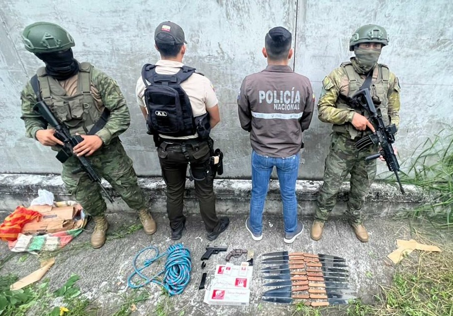 Dos armas y 20 cuchillos fueron incautados en los exteriores de la cárcel El Rodeo, el centro carcelario más grande de Manabí.