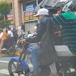 Dos presuntos sacapintas, en una moto, quedaron fotografiados tras cometer un asalto en pleno centro de Santo Domingo.