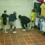 El administrador de una tienda de venta de ropa se ha convertido en el nuevo héroe popular de Cali, Colombia.