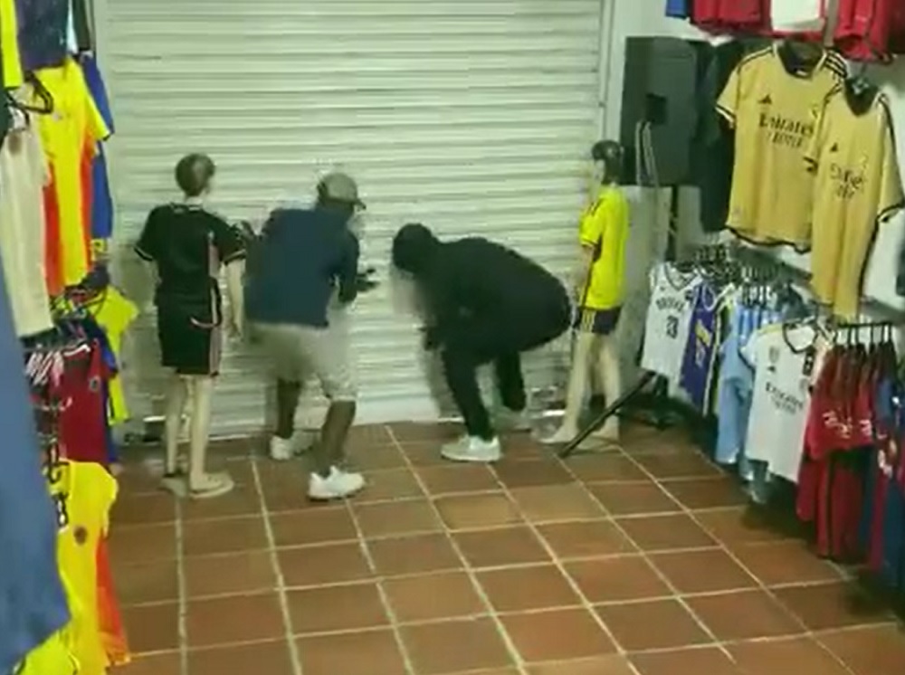 El administrador de una tienda de venta de ropa se ha convertido en el nuevo héroe popular de Cali, Colombia.