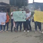 En los exteriores del penal Bellavista, en Santo Domingo de los Tsáchilas, familiares de varios internos realizaron un plantón pacífico.