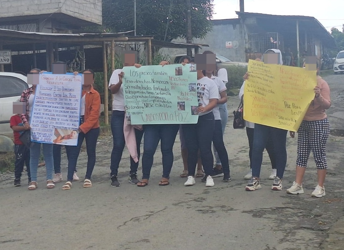 En los exteriores del penal Bellavista, en Santo Domingo de los Tsáchilas, familiares de varios internos realizaron un plantón pacífico.