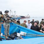 La Armada del Ecuador incautó, frente a las costas de Manta, tonelada y media de cocaína que era transportada en una lancha.