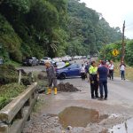 La conexión vehicular entre varias provincias y Quito se encuentra  interrumpida por la vía Alóag-Santo Domingo.