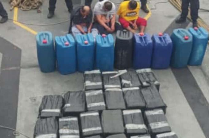Lancha con droga en Manta