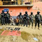 Militares se enfrentan a delincuentes.