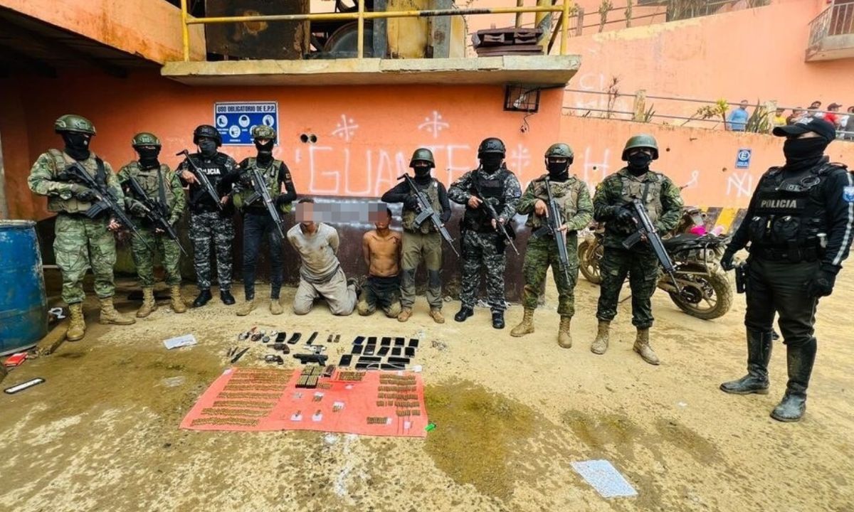 Militares se enfrentan a delincuentes.
