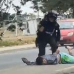 Mujer policía somete a sospechoso.