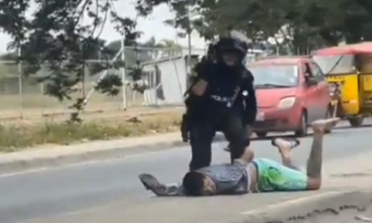 Mujer policía somete a sospechoso.