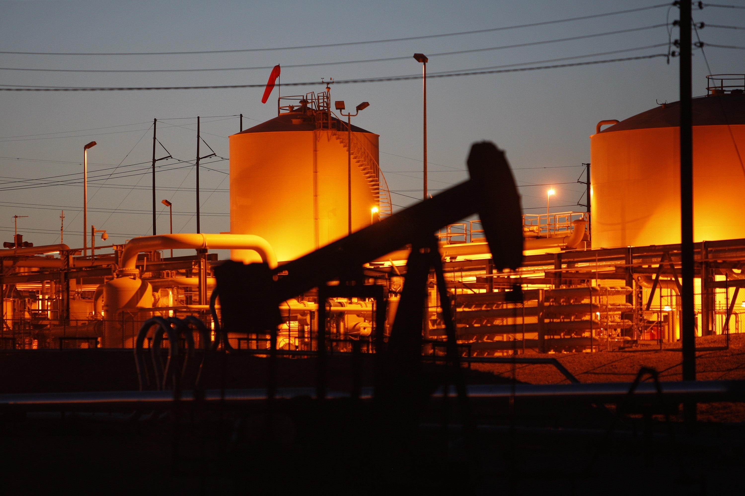 Precio del petróleo cae un 3% tanto para el Texas como Brent