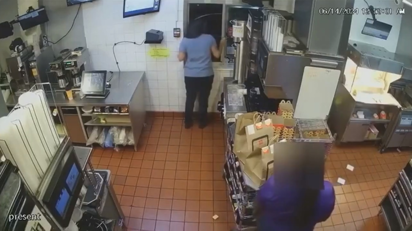 Trabajadora le dispara a clientes tras una discusión