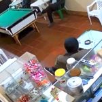 Un adulto mayor le dispara a varias personas por no ayudarlo.