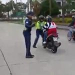 Un motociclista embistió a un agente municipal de tránsito, en Guayaquil la tarde de este miércoles 5 de junio del 2024.