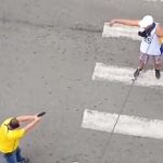 Un policía de civil captura a dos sospechosos