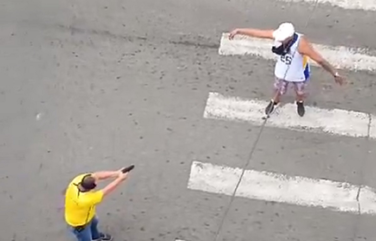 Un policía de civil captura a dos sospechosos