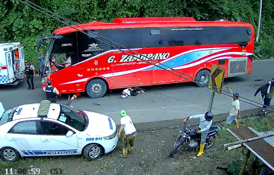 Una emergencia en medio de una carretera estuvo a punto de convertirse en una tragedia, en la provincia de Esmeraldas.