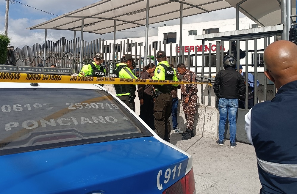 Una fuerte balacera se registró en los exteriores del hospital Pablo Arturo Suárez, ubicado en el norte de Quito, en la provincia de Pichincha.