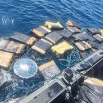Una tonelada de droga fue abandonada en altamar, por al menos tres tripulantes de una lancha rápida, quienes huyeron.