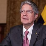 Guillermo Lasso invita a los jóvenes a comer pizza