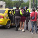 Mujer herida es transportada en un taxi porque ambulancia no llega
