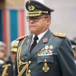 Con la ayuda de una tanqueta, el comandante militar boliviano, Juan josé Zúñiga, ingresó al palacio presidencial de su país.