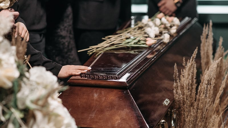 Velan a una mujer con vida en Estados Unidos.