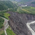 Dos obreros muertos dejó un desprendimiento de un talud a consecuencia de la erosión del Río Coca, en el oriente ecuatoriano.
