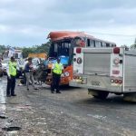 El choque de un bus de pasajeros con una volqueta dejó un fallecido y nueve personas heridas en la carretera estatal E-25.