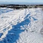 El frío extremo en la zona austral de Argentina está haciendo que las olas del mar se congelen cuando apenas llegan a la playa.