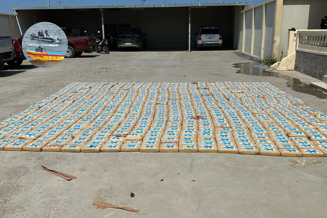 En Salinas, detienen lancha con casi una tonelada de droga