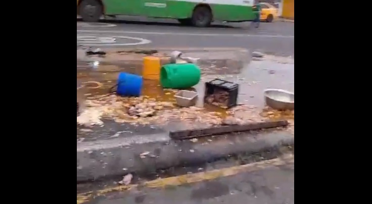 Encebollado quedó sobre la calle durante accidente