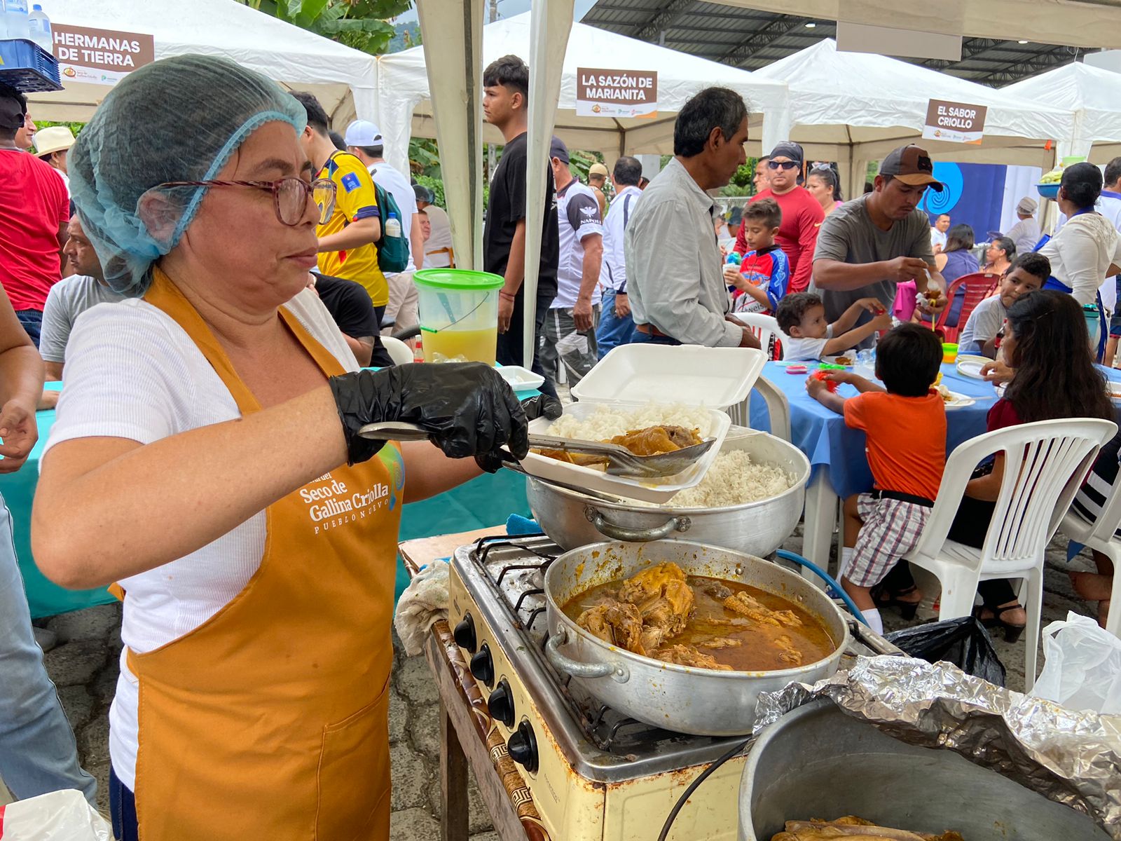La parroquia Pueblo Nuevo, de Portoviejo, se convirtió nuevamente en el punto del festival del seco de gallina criolla.