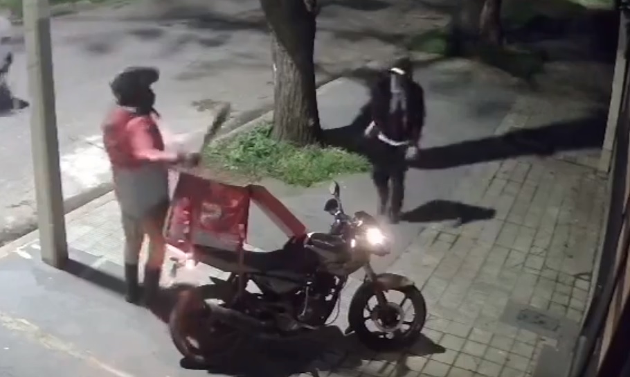 Repartidor le cae a machetazos a un delincuente