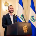 Nayib Bukele pone a los presos a construir casas