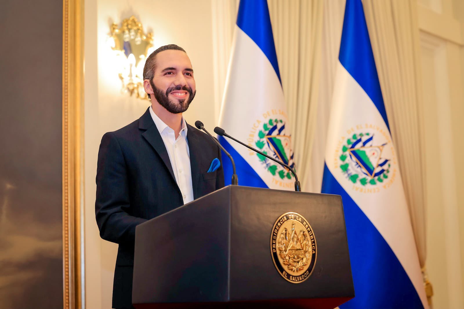 Nayib Bukele pone a los presos a construir casas