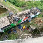 Un bus de pasajeros cayó desde un puente en la vía Cuenca-Pasaje y hasta el momento se reporta que uno de los usuarios falleció.