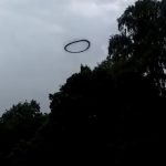 Un misterioso anillo de humo negro, captado en fotos y videos, ha generado todo tipo de reacciones en redes sociales.