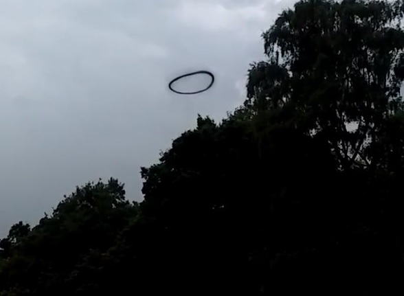Un misterioso anillo de humo negro, captado en fotos y videos, ha generado todo tipo de reacciones en redes sociales.