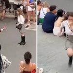 Una propuesta pública de matrimonio terminó entre las lágrimas para un hombre, quien fue consolado por varios desconocidos.