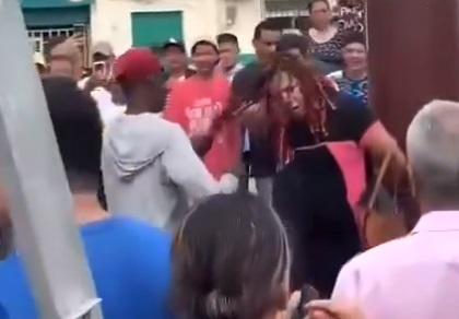 Una turba quiso quemar a dos presuntas ladronas en Lomas de Sargentillo