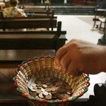 se llevan el dinero de las ofrendas de una iglesia