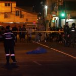 A dos menores de edad, quienes esperaban un bus para ir de paseo, resultaron baleados por varios hombres encapuchados.