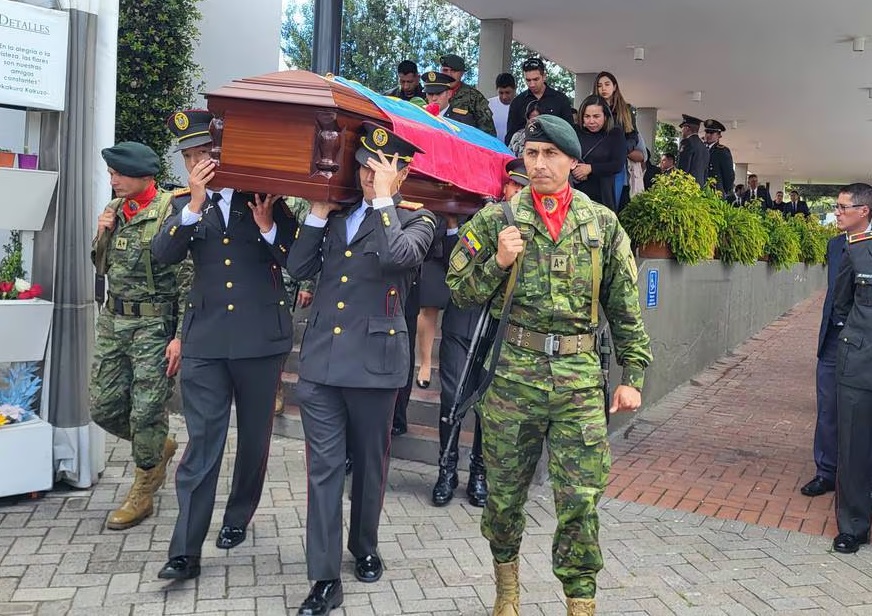 Aidita Ati, la subteniente de las Fuerzas Armadas, asesinada, fue sepultada en medio de honores en su natal Quito.