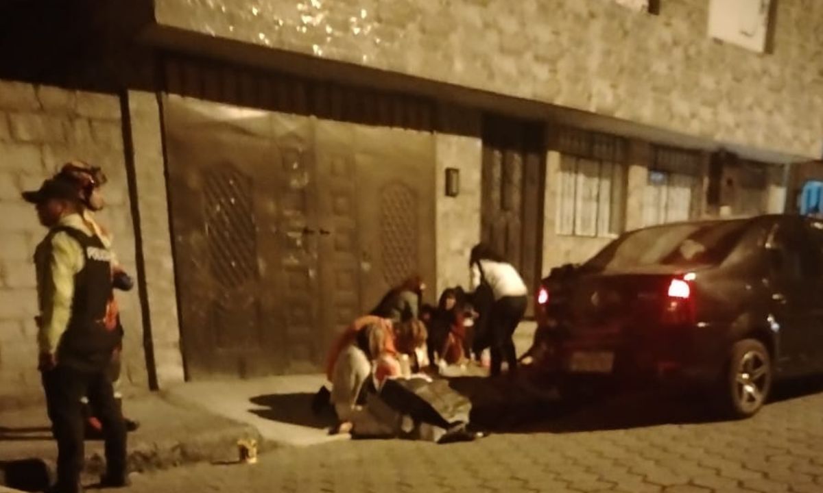 Criminales Asesinan a padre e hijo durante un asalto en la ciudadela Ibarra de Quito.