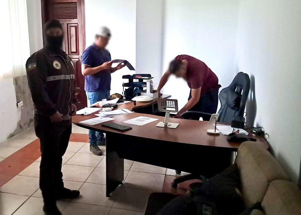 agentes detenidos tras allanamientos en Manabí