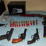 Dos supuestos miembros de la organización delictiva Los Choneros cayeron detenidos en Portoviejo, capital de Manabí.