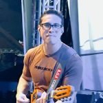 El cantante Ayres Sasaki muere electrocutado tras un abrazo en Brasil.